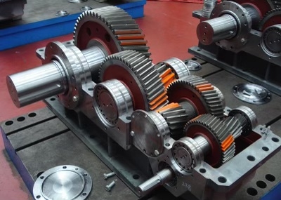 How do temperature fluctuations affect the stress levels experienced by a gearbox during testing?