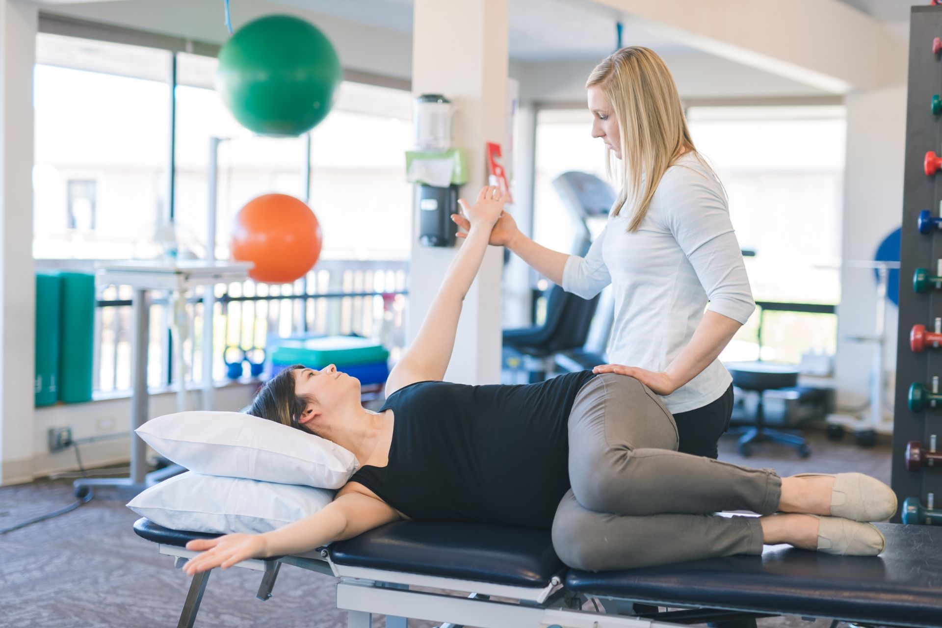 How does DNS differ from traditional physical therapy approaches in terms of addressing neuromuscular control and stability?