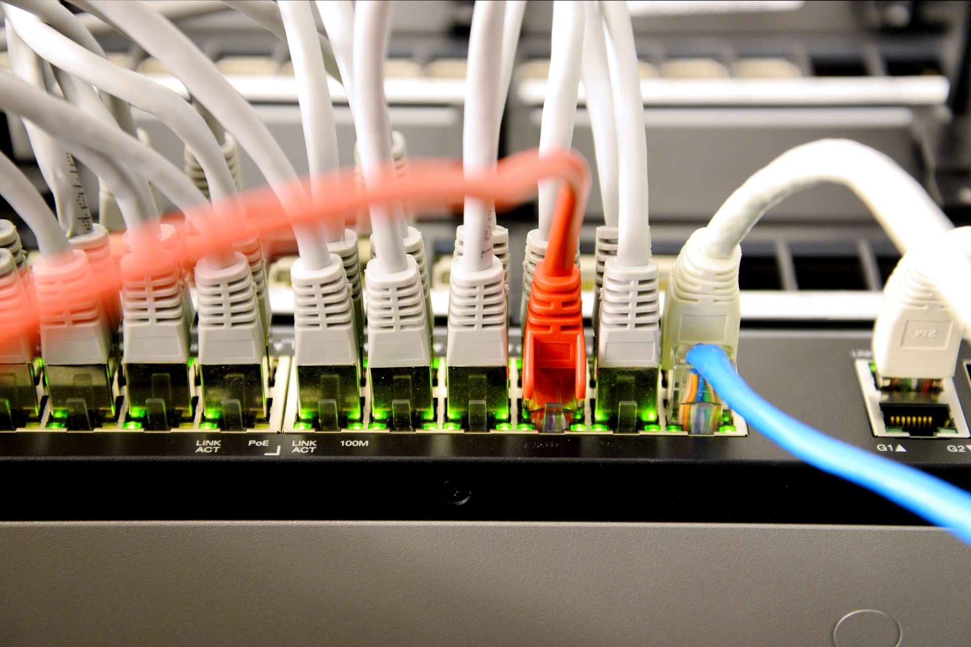 How does the HFC distribution system manage signal loss and interference in the coaxial cable portion of the network?